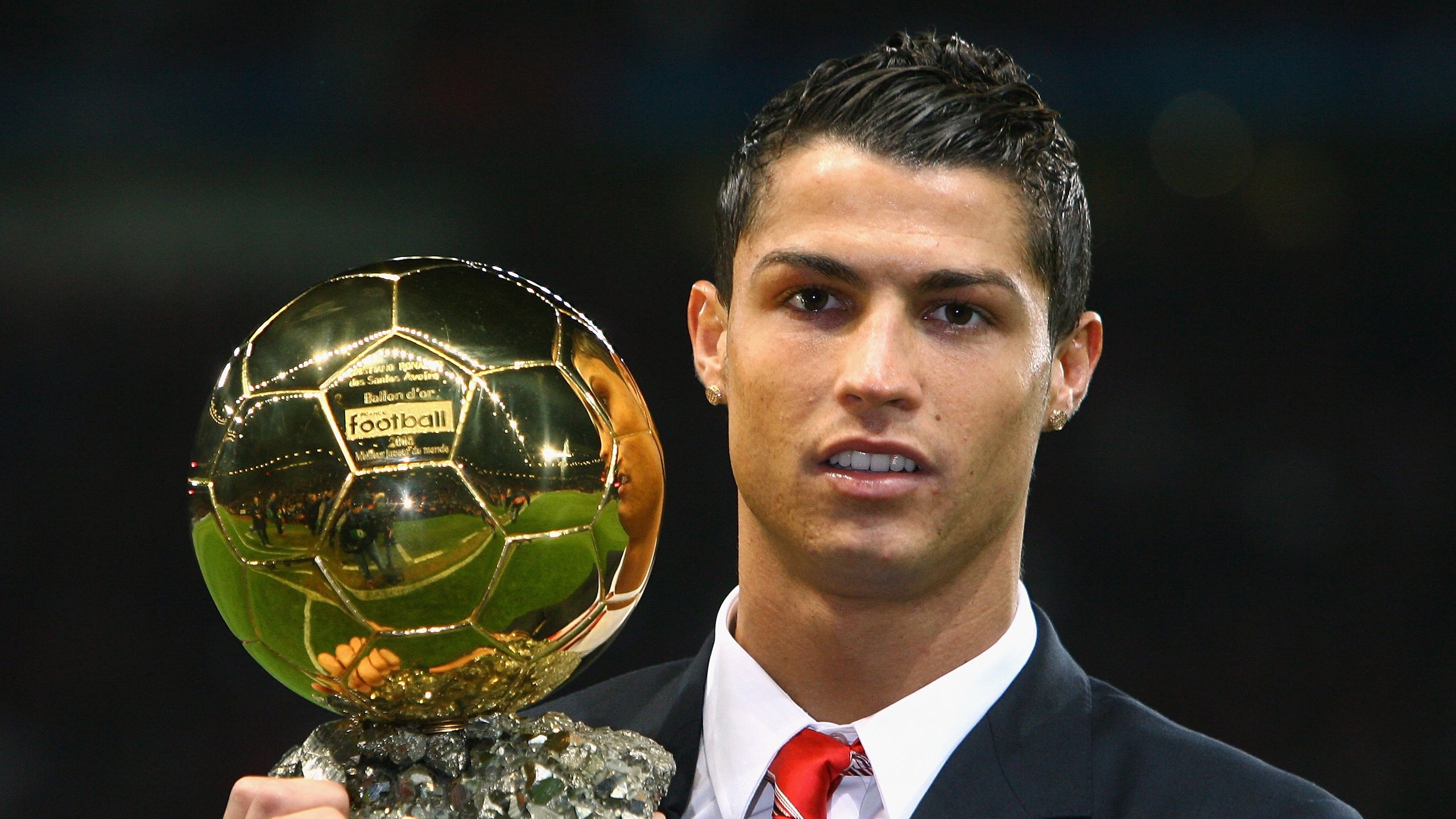 乐鱼娱乐app-紧张足球比赛中球队士气高昂，取得胜利，紧张激烈的校际足球对抗赛结束之后