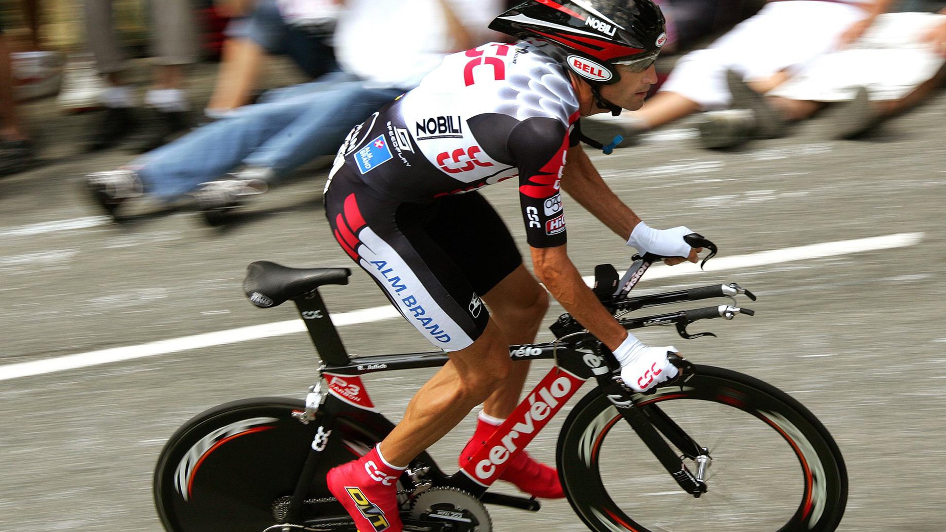 伊朗骑手阿里·巴赫蒂亚里在巴黎奥运会上与“Shahram”马匹共同夺得障碍赛银牌,展现默契配合。